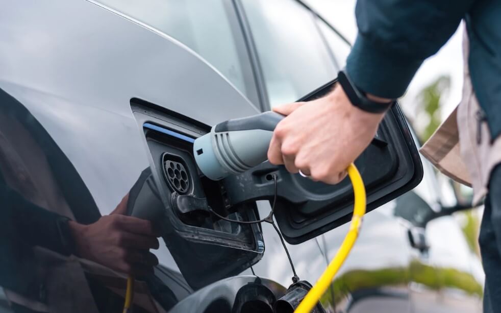 Prise Borne de Charge Véhicule Electrique | électricien Lons le Saunier