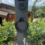 Borne Wallbox Pro sur pied Eiffel