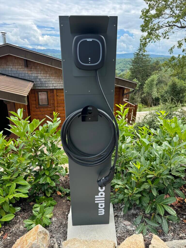 Borne Wallbox Pro sur pied Eiffel