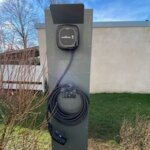 Wallbox Pulsar sur pied Eiffel.