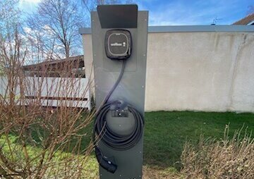 Wallbox Pulsar sur pied Eiffel.